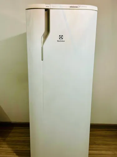 Geladeira Eletrolux RFE39 Frost Free (322 L)