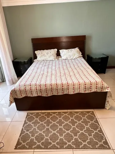 Cama de madeira Imbuia tamanho queen 
