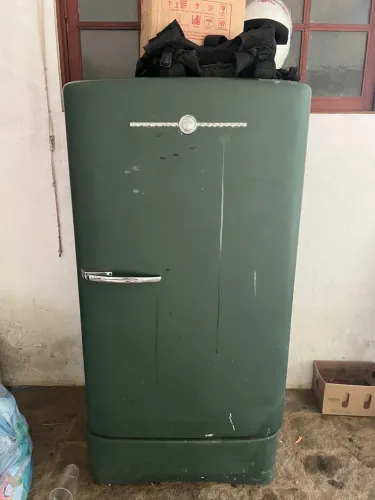 Geladeira antiga marca GE - não é retrô