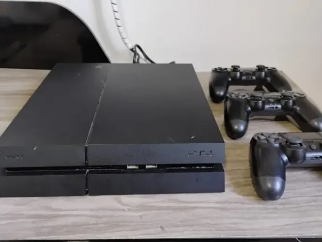 PS4 + 3 controles + jogos