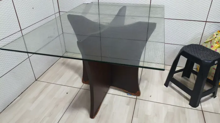 Mesa de Jantar com Tampo de Vidro - 1,30 x 0,90 m