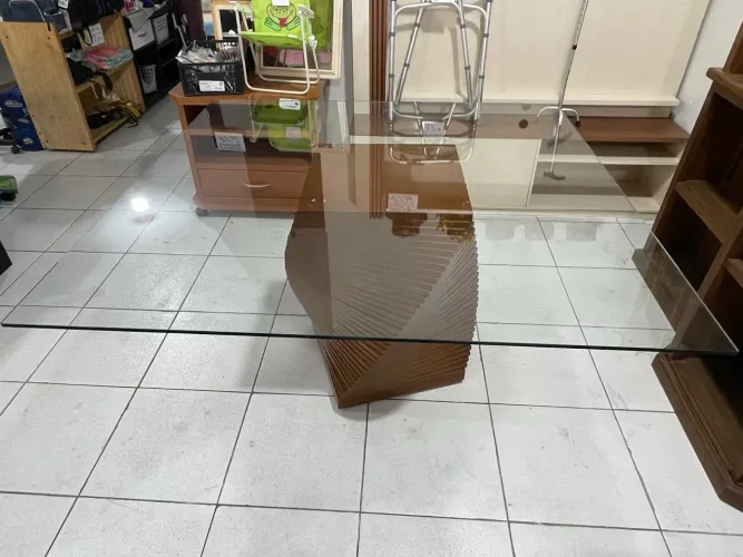 Mesa de Jantar com Tampa de Vidro e Base de Madeira