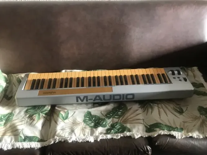 Controlador midi m-audio 61es