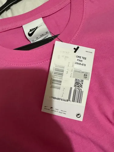 Camiseta Nike Feminina Core Tee Rosa Original DX3948-676 Manga Curta Logo Bordado