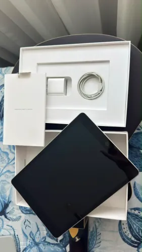 Apple iPad Wifi 9th Geração Cinza Espacial A2602 64GB 10.2 " e de brinde uma capinha