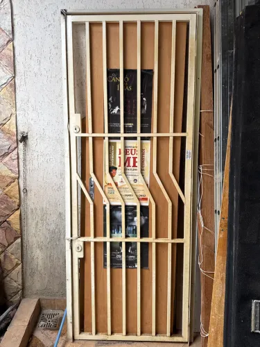 Porta grade externa para sala comercial 