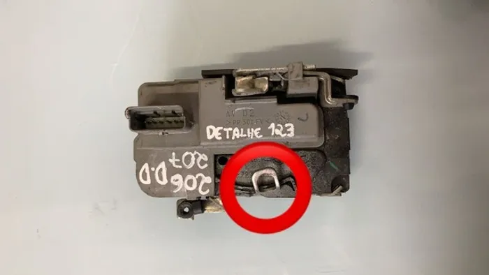 Fechadura Porta - Peugeot 206 207 Dianteira Direita Detalhe