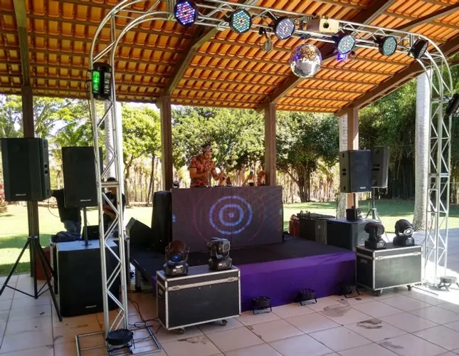 Locação de palco som e iluminação.