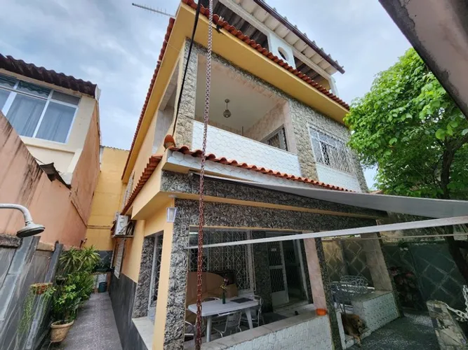 CASA DE 4 QUARTOS COM GARAGEM E QUINTAL AMPLO EM REALENGO