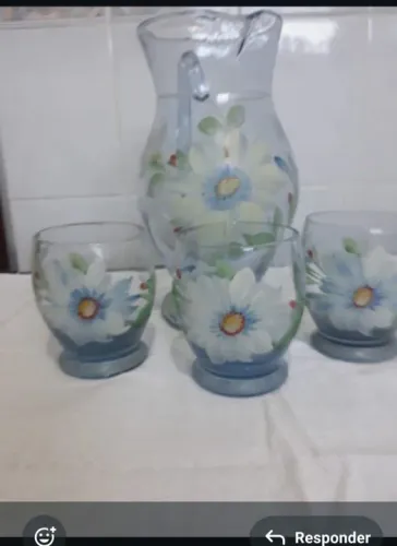 Jarra decorada com três copos/R$ 60,00.