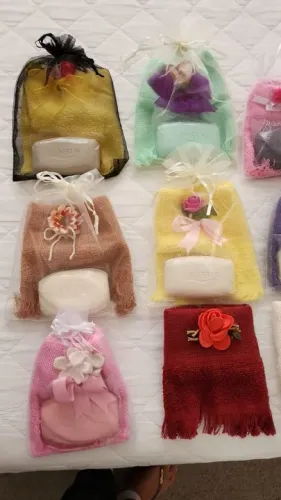 Kit de toalhinha + sabonete + saquinho de organza. Lembrancinha Pronta para o Natal