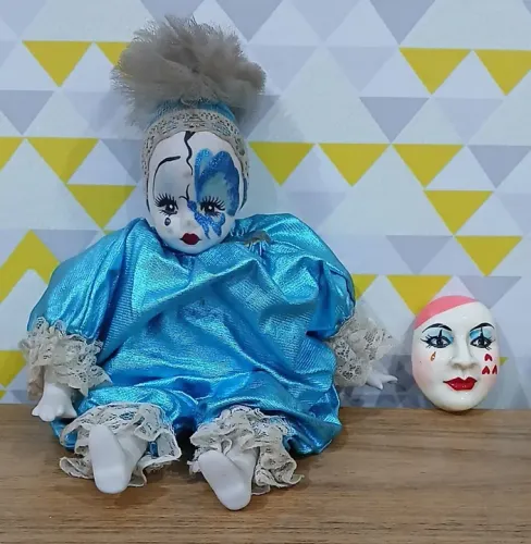 Boneca pierrot 30 cm + broche 6 cm