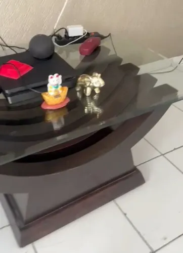 Mesa de centro em madeira com vidro