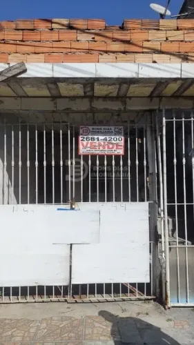 Casa à venda em Itaquera, São Paulo - 3 dormitórios, 2 banheiros e garagem