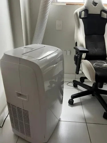 Ar-Condicionado Portátil DeLonghi Pinguino 12.000 BTUs Só Frio 220V