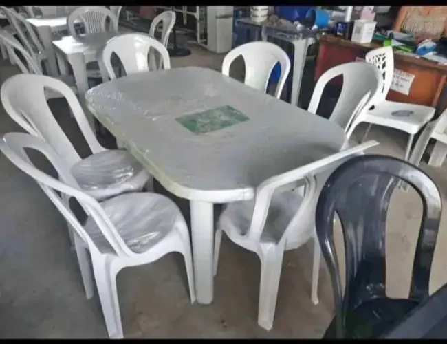 Conjunto de mesa e cadeiras de plástico