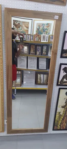 Espelho de corpo inteiro com moldura 