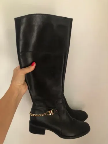 Botas de cano alto pretas com corrente dourada