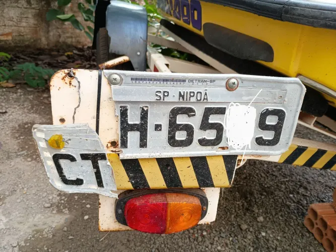 Restauração, pintura, conserto, reparo de placas de veículos 