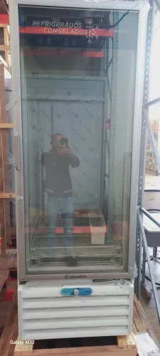 Geladeira/Expositor Vertical Refrigerados/Congelados Metalfrio
