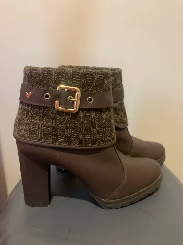 Bota Feminina Cano Curto com Detalhe em Tricô