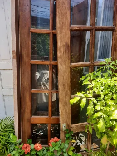 Porta de madeira com vidros - estilo colonial