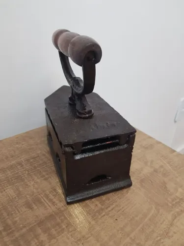 Ferro de passar decoração. 
