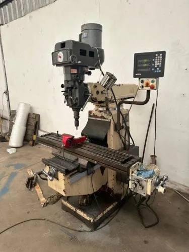 Fresadora ferramenteira Frist  Iso 40  com digital