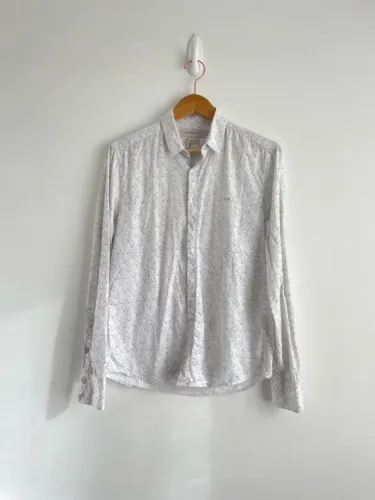 Camisa masculina tam P branca estampa cinza Calvin Klein