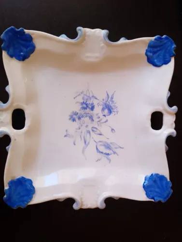 Petisqueira em porcelana fina importada pintada a mão antiga e linda