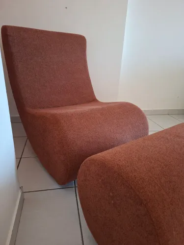 Poltrona de linho puro com descanso para os pés