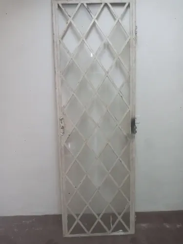 Porta de ferro com vidros