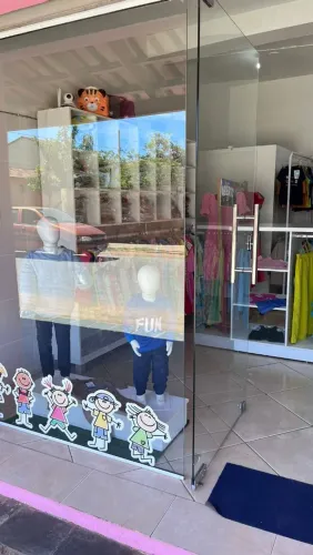 Loja de roupas infantil com manequins