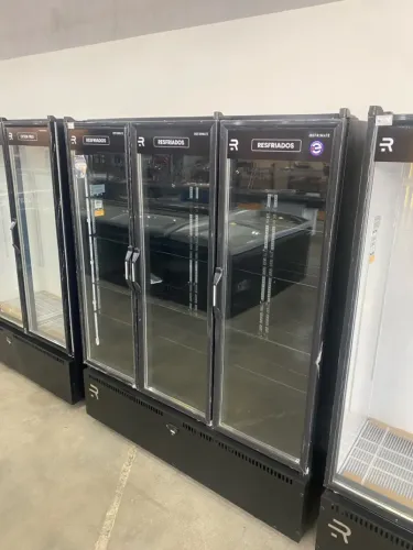 Geladeira/Expositora Refrigerada com 3 Portas de Vidro