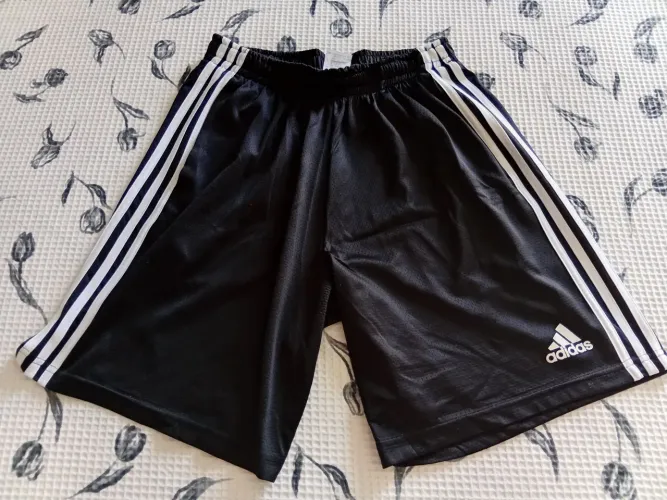 BERMUDA ADIDAS ORIGINAL NOVA! Masculino Preto com Listras Brancas. Tamanho G.