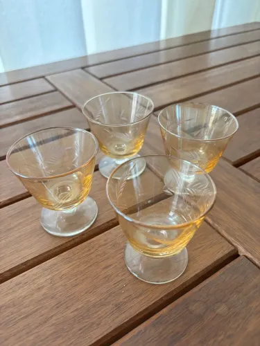Conjunto de 4 Taças de Vidro Âmbar Decoradas