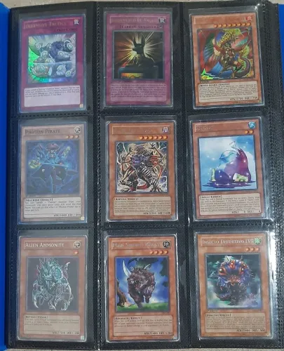 Cartas de yu-gi-oh pasta com 266 cartas de yu-gi-oh originais
