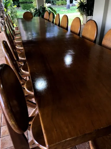 Mesa de jantar em madeira maciça + 18 Cadeiras 