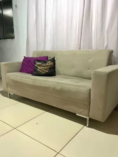 Sofá 3 lugares em tecido bege