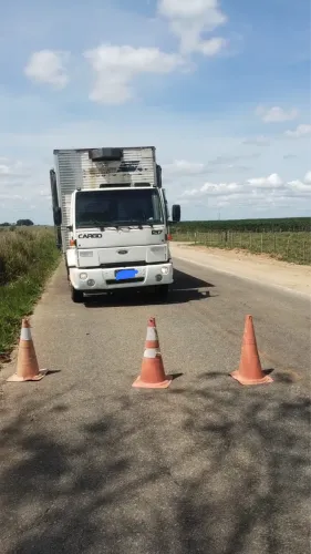 Caminhão baú a venda