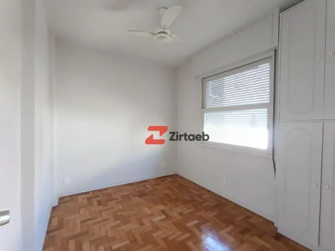 APARTAMENTO CLARO, INDEVASSÁVEL, AREJADO COM SALA, 2 QUARTOS COM ARMÁRIO EMBUTIDO, DEPENDÊ