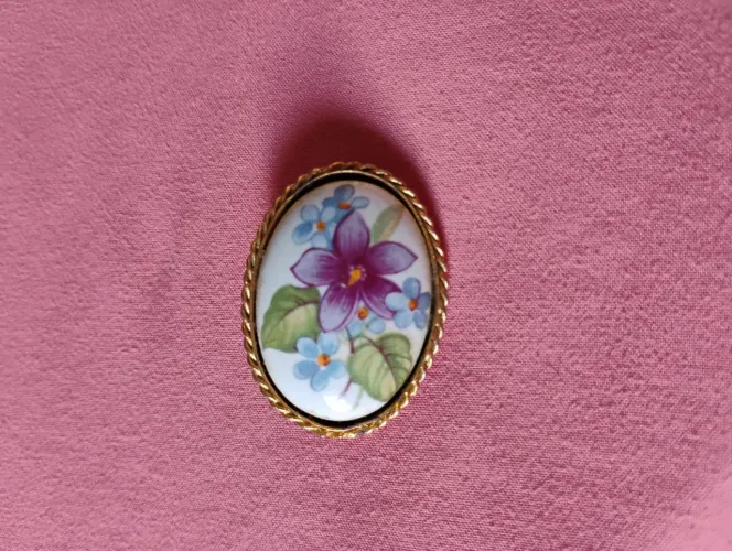 Broche vintage com pintura floral
