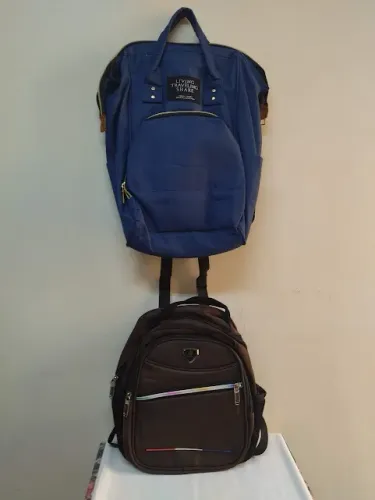 DUAS MOCHILAS FEMININAS USADAS