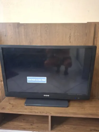 TV CCE 32 polegadas + rack de parede ( TV não é smart)