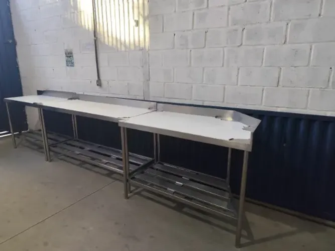 Bancada de Inox 1,10m x 0,70m - 2 Prateleiras Lisa/Gradeada com Rodobanca