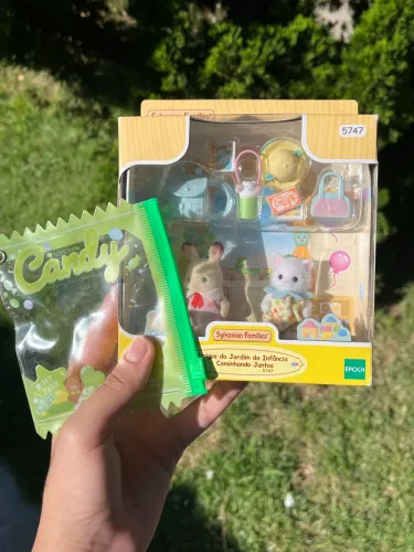 Sylvanian Families - Set Amigos do Jardim da Infância - Caminhando Juntos + Carry case