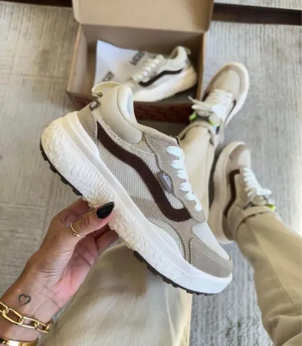 Tênis esportivo Vans. 