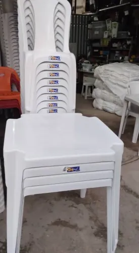 Cadeiras de plástico brancas