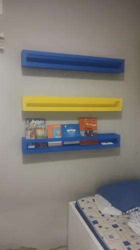 Pratilheiras decorativas para quarto de crianças nas cores azul e amarela