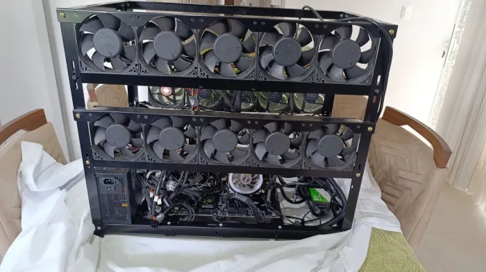 Gabinete RIG para mineração com 10 ventoinhas. Suporte até 12 GPUs